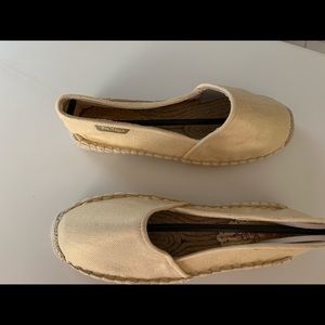 BRAND NEW Pale Gold Lilly Pulitzer Espadrilles